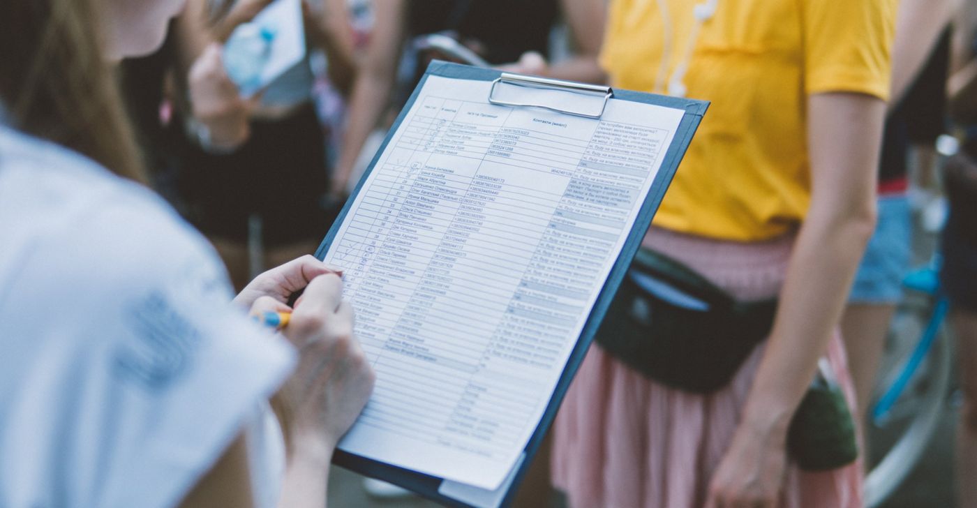 Encuestadora registrando respuestas en una tabla